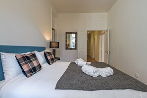 4 bedrooms, iron/ironing board, WiFi, bed sheets - MyPlaceLisbon - Luxury Trindade II (Lisboa)