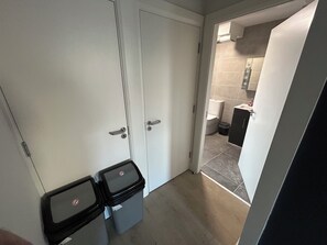 Shower, hair dryer, towels, soap - Dublin City Centre Cozy Flat (Dublin)