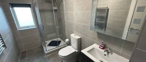 Douche, sĂšche-cheveux, serviettes fournies, savon