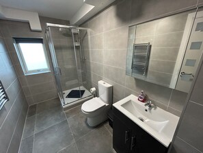 Dusj, hårføner, håndklær og såpe