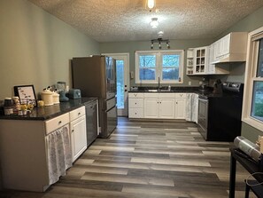 Fridge, oven, stovetop, dishwasher