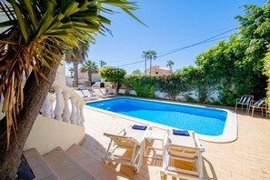 A swimming pool with a white balustrade, lounge chairs, and a palm tree. - Casa do Livramento in Carvoeiro (Lagoa)