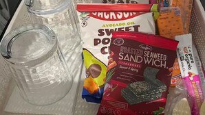Ein Kühlschrank, gefüllt mit Lebensmitteln, darunter Süßkartoffel, Avocadoöl und ein Algen-Sandwich-Mix.