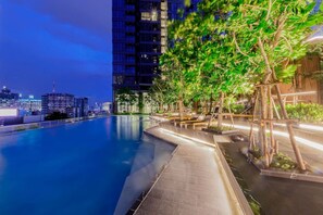 Pool - Near Fortune Town w/Pool, Spa, Gym & Walk to MRT (Huai Khwang)