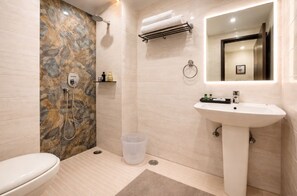 Classic Double Room | Bathroom - OPO ALPINE TREE (New Delhi)