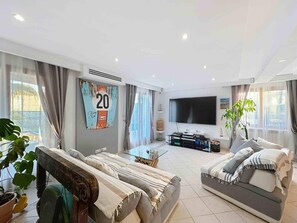 Living area - Casa da luz villa swimming pool jacuzzi sauna seaside bowling alley bicycle track  (Vic-la-Gardiole)