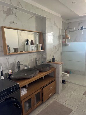 Shower, towels, soap, toilet paper - Casa da luz villa swimming pool jacuzzi sauna seaside bowling alley bicycle track  (Vic-la-Gardiole)