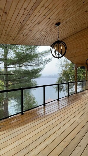 Terrace/patio - THE WOLF’S DEN - Modern Lakefront Cottage (Bancroft)