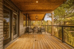 Terrace/patio - THE WOLF’S DEN - Modern Lakefront Cottage (Bancroft)