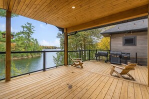 Terrace/patio - THE WOLF’S DEN - Modern Lakefront Cottage (Bancroft)