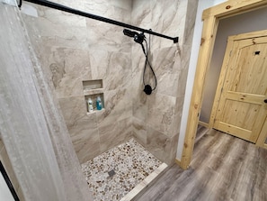 Douche, serviettes fournies, savon, papier de toilette