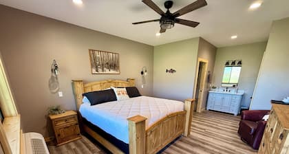 Riverfront Lodge in White Bird, ID – 1BR w/ Panoramic Views & Breakfast Unit 3