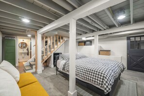 3 soverom, skrivebord, strykejern/-brett og reiseseng for barn