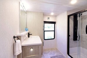 Douche, sèche-cheveux, serviettes fournies, savon