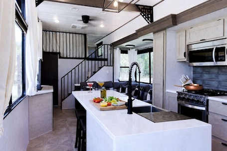 Fridge, microwave, oven, stovetop. Lux RV Near Wellington King Bed 1.5 Bath Equestrian