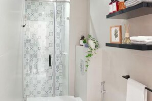Bathroom - Luxury Retreat in Center – Near Beach & Comfort (Sidi Ifni)