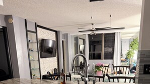 Una cucina moderna con lavello a due vasche, lavastoviglie in acciaio inossidabile e mobili bianchi.