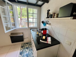 Cafetière-théière, réfrigérateur, four à micro-ondes