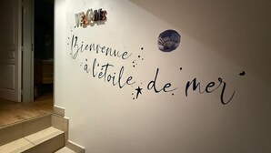 A wall with the words 'Bienvenue à l'hôtel de mer' and decorative elements including a shell and a star. - Flat « Étoile de Mer » Cannes center (Cannes)