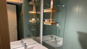 A bathroom with two sinks, a mirror, and a shower. - Flat « Étoile de Mer » Cannes center (Cannes)
