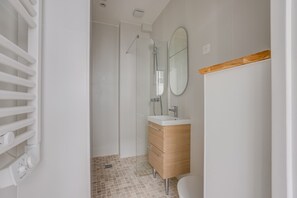 Bathroom - Charming studio in the heart of Paris 12 (Paris)