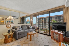 TV, books - Steps to Kam Beach! 2BR w/ AC & Beach Gear (Kihei)