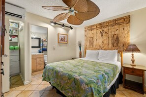 2 bedrooms, desk, iron/ironing board, travel cot - Steps to Kam Beach! 2BR w/ AC & Beach Gear (Kihei)