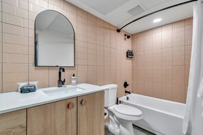 Secador de cabelo, toalhas de banho, sabonete, papel higiênico
