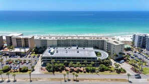 Un hotel con parcheggio, spiaggia e vista sull'oceano.