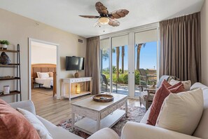 TV - Gulf Front condo with Beach access and shared Pool (Fort Walton Beach)