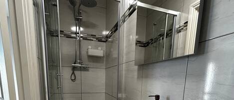 Douche, sĂšche-cheveux, serviettes fournies, savon