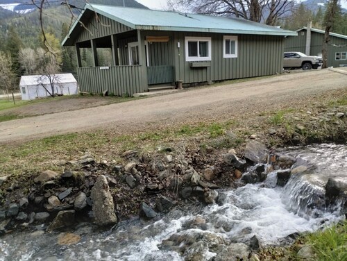 Lake view, Private farm, King bed, Salmo/Fruitvale