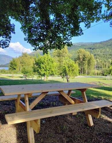 Lake view, Private farm, King bed, Salmo/Fruitvale
