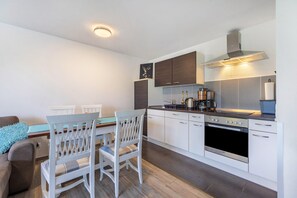 Frigorífico, horno, placa de cocina y cafetera o tetera