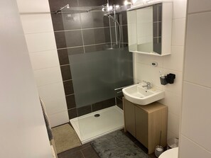 Dusch, hårtork och handdukar