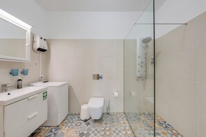 Shower, hair dryer, towels, soap - Sea Sky Studio by Holiday Rental Madeira (Ponta do Sol)