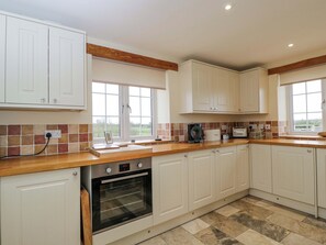 Dishwasher, cookware/dishes/utensils - Stanbridge Cottage (Malmesbury)
