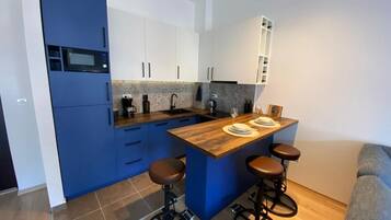 Deluxe Apartment, Balcony, City View | Private kitchen