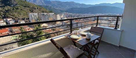 Deluxe Apartment, Balcony, City View | Outdoor dining
