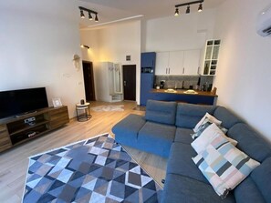 Leilighet – deluxe, balkong, byutsikt | Oppholdsområde