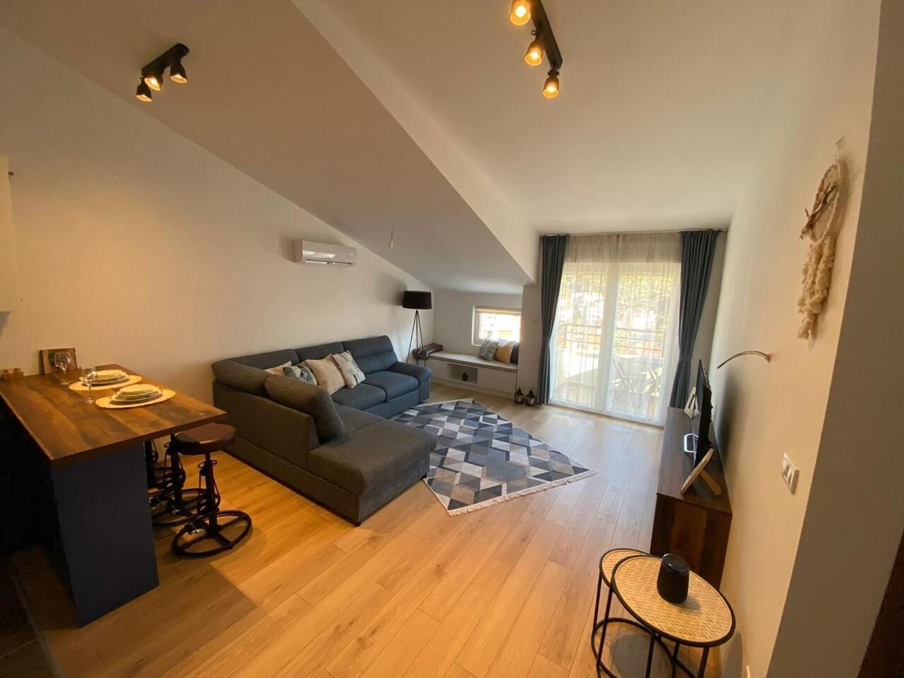 Deluxe Apartment, Balcony, City View | Living area