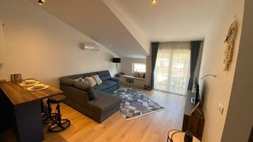 Apartamento Deluxe, balcón, vistas a la ciudad | Zona de estar