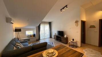 Deluxe Apartment, Balcony, City View | Living area