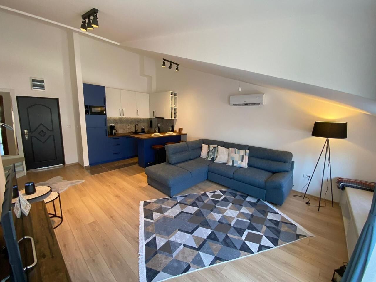 Deluxe Apartment, Balcony, City View | Living area