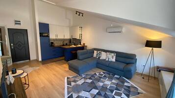 Deluxe Apartment, Balcony, City View | Living area