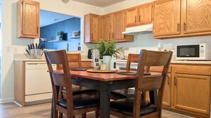 Dining - Modern & Cozy Retreat Near Camp Lejeune, Pet Friendly, 30+ days Stays (Jacksonville)