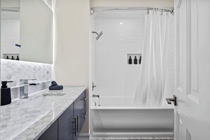 Shower, hair dryer, towels, shampoo - Coastal Haven- Ranch with Pool (Delray Beach)