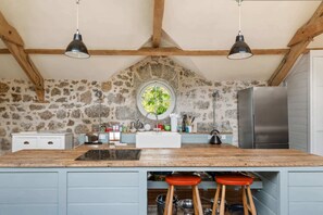 Frigorifero, forno, piano cottura, lavastoviglie