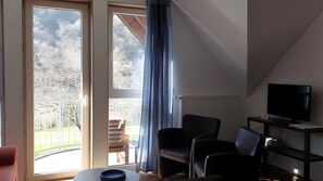 TV - Holiday Apartment for 2 with Smoke-Free Balcony and Moselle View (45 m²) in Ediger-Eller (Ediger-Eller)