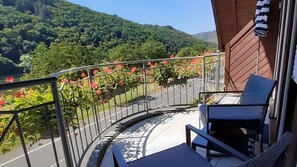 Terrace/patio - Holiday Apartment for 2 with Smoke-Free Balcony and Moselle View (45 m²) in Ediger-Eller (Ediger-Eller)